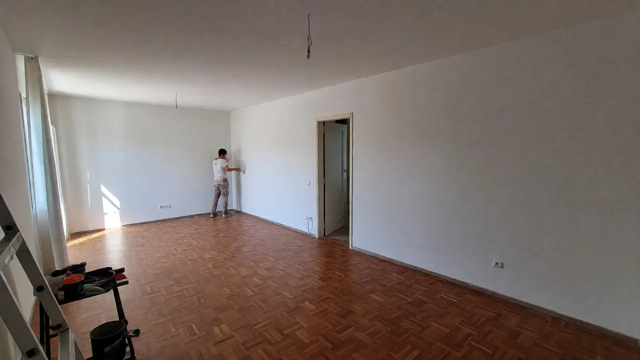 Malířské práce v obývacím pokoji s novými parketami